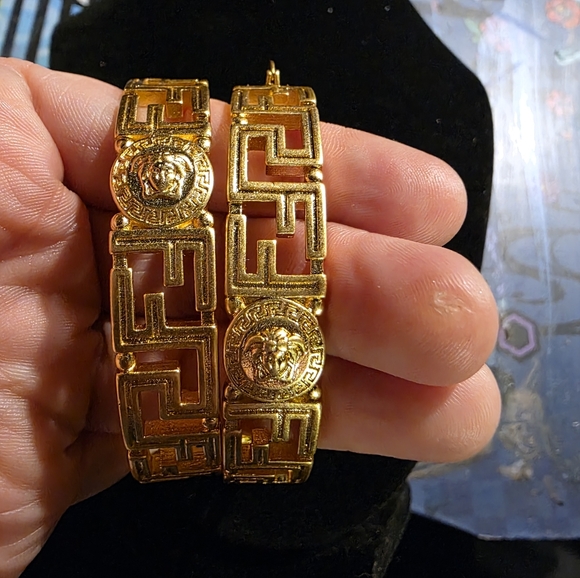 USED....FENDACE Gold Medusa BIG hoop earrings. - Picture 2 of 11